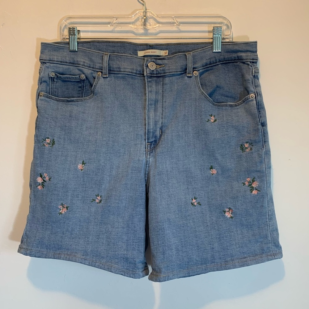 Levi’s Classic Embroidered 7” Midi Jean Shorts 32
